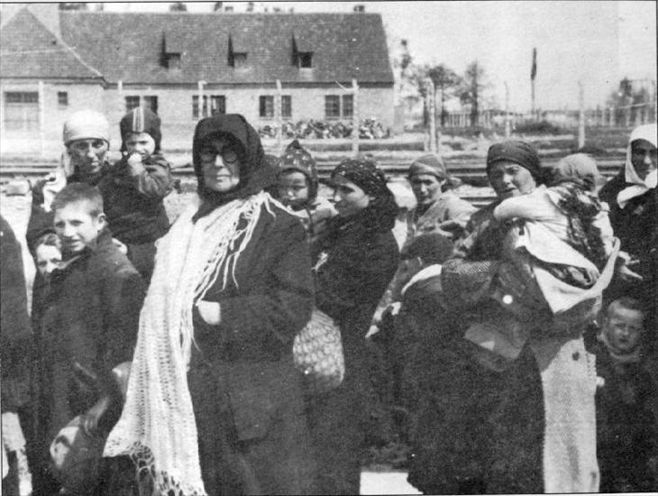 Auschwitz - Birkenau I II III - k2-waiting-victims-02.jpg