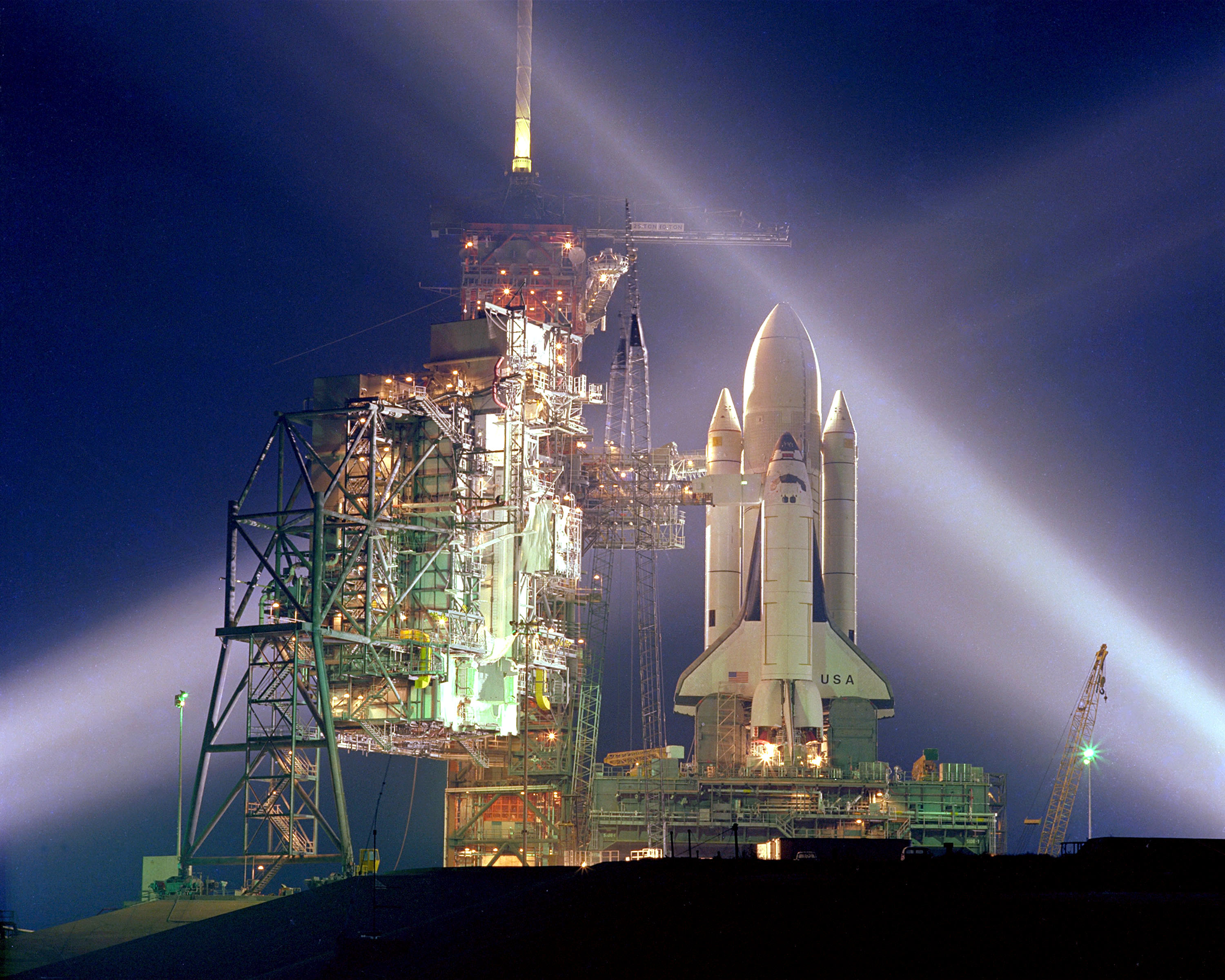 Tapety na pulpit - Columbia.sts-1.pad_at_night.triddle.jpg